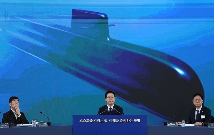 이재명 대통령이 핵추진잠수함 개발 기본계획 보고를 듣고 있다. 연합뉴스