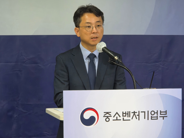 중소벤처기업부 심재윤 글로벌성장정책관이 2일 서울에서 '중소기업 수출 4대 혁신 전략' 사전 브리핑을 하고 있다. 중소벤처기업부 제공