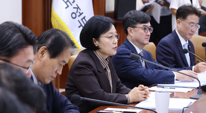 한성숙 국무총리가 3일 서울 종로구 정부서울청사에서 열린 국가정책조정회의에서 발언하고 있다. 연합뉴스