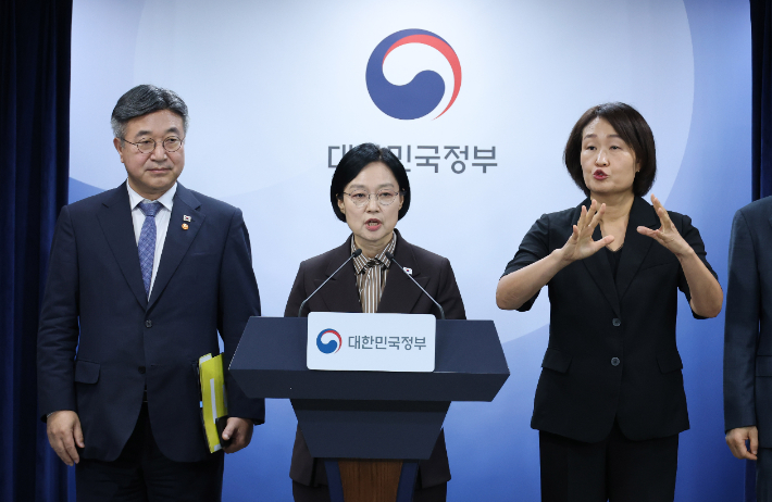 한성숙 국무총리가 3일 서울 종로구 정부서울청사에서 열린 행정·공공기관 이전 및 공공기관 기능 개혁 관련 기자회견을 하고 있다. 연합뉴스
