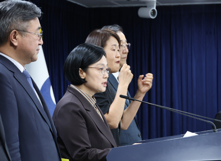 한성숙 국무총리가 3일 서울 종로구 정부서울청사에서 열린 행정·공공기관 이전 및 공공기관 기능 개혁 관련 기자회견에서 발언하고 있다. 연합뉴스