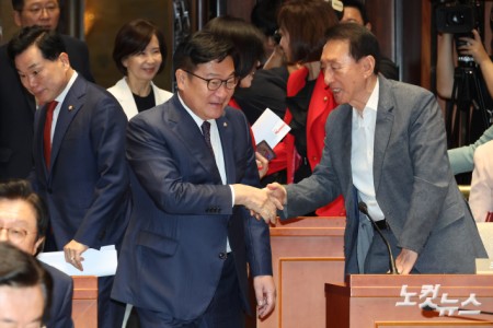 의원총회 참석하는 정점식 원내대표
