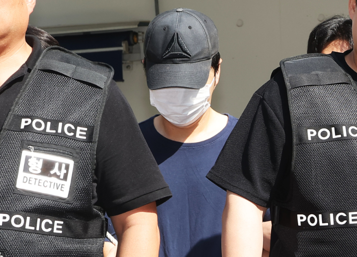 여러 차례 가정폭력을 신고하고 다른 거처로 피신해 있던 아내를 찾아가 살해한 현직 공무원 A씨가 3일 구속 전 피의자 심문(영장실질심사)에 출석하기 위해 경기도 성남시 분당경찰서 유치장에서 나오고 있다. 연합뉴스