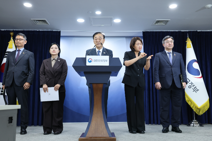 김윤덕 국토교통부 장관이 3일 서울 종로구 정부서울청사에서 열린 행정·공공기관 이전 및 공공기관 기능 개혁 관련 기자회견에서 발언하고 있다. 연합뉴스