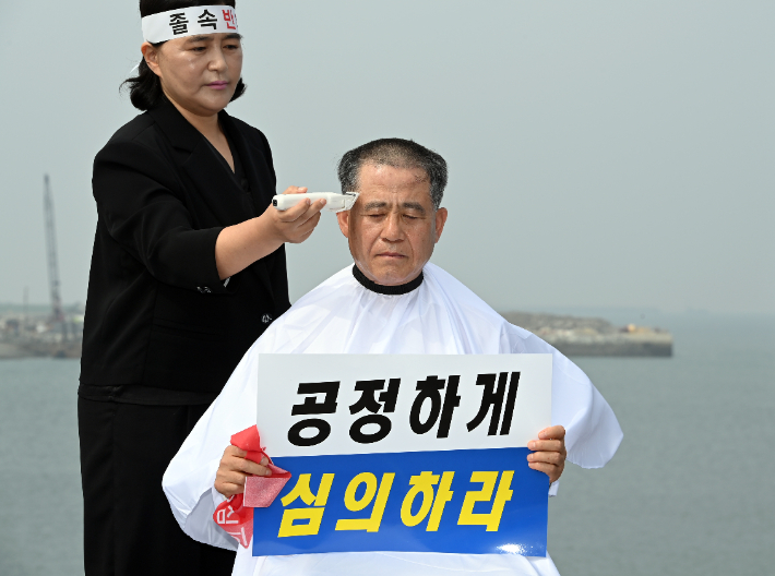 정성주 김제시장이 3일 새만금 제2호 방조제에서 열린 '새만금신항 공정 심의 촉구 결의대회'에서 삭발하고 있다. 김제시 제공