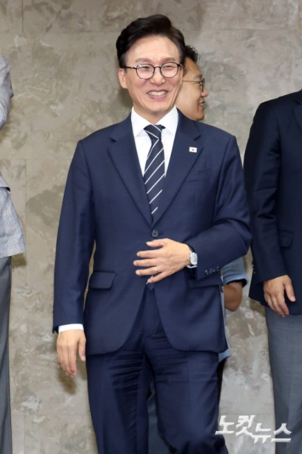 의총 참석하는 김민석 대표