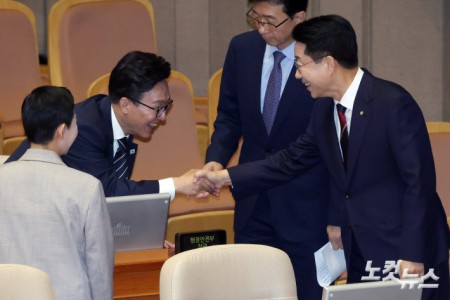 3일 서울 여의도 국회에서 열린 제439회국회(정기회) 제2차 본회의에서 조정식 국회의장(오른쪽)과 더불어민주당 김민석 대표가 인사를 하고 있다.