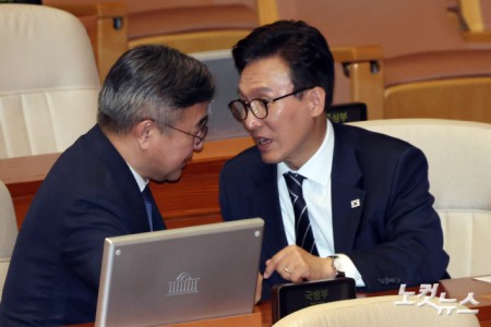 대화하는 김민석 대표-윤호중 행안부 장관