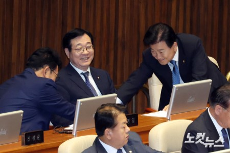 인사하는 정동영 통일부 장관-송영길 의원
