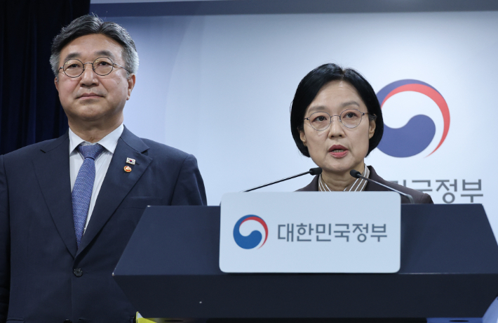 한성숙 국무총리가  3일 서울 종로구 정부서울청사에서 법무부-성평등가족부 등 행정·공공기관 이전 및 공공기관 기능 개혁 관련 기자회견을 하고 있다. 연합뉴스