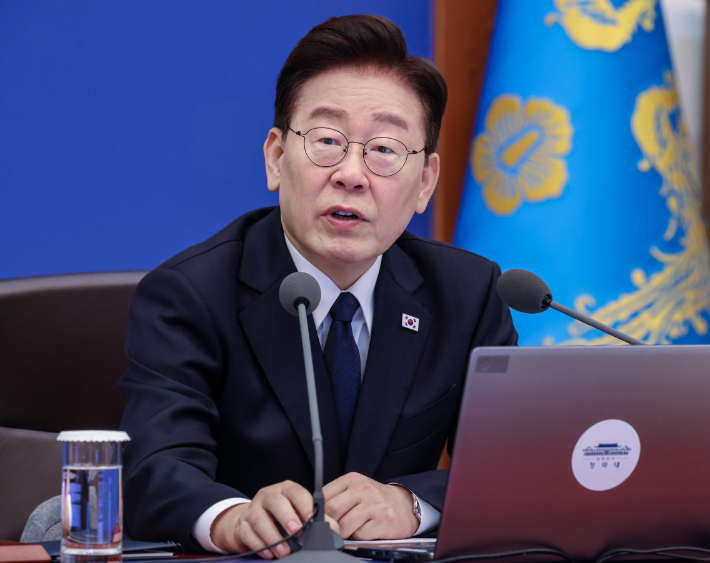 이재명 대통령이 3일 청와대에서 열린 수석보좌관회의에서 발언하고 있다. 연합뉴스