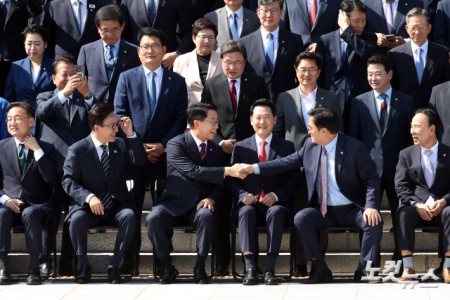 조정식 국회의장과 우원식 전 국회의장이 3일 서울 여의도 국회 본청 앞 계단에서 열린 제22대 국회 후반기 국회의원 단체사진 촬영에서 인사를 하고 있다.