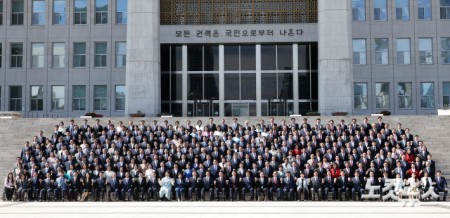 조정식 국회의장과 국회의원들이 3일 서울 여의도 국회 본청 계단에서 제22대 국회 후반기 단체 기념촬영을 하고 있다.