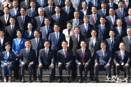 조정식 국회의장과 국회의원들이 3일 서울 여의도 국회 본청 계단에서 제22대 국회 후반기 단체 기념촬영을 하고 있다.