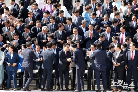 조정식 국회의장과 국회의원들이 3일 서울 여의도 국회 본청 계단에서 제22대 국회 후반기 단체 기념촬영을 마치고 인사를 나누고 있다.