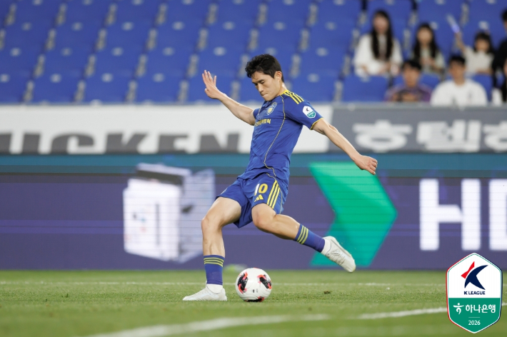 왼발 슈팅하는 이동경. 한국프로축구연맹 제공