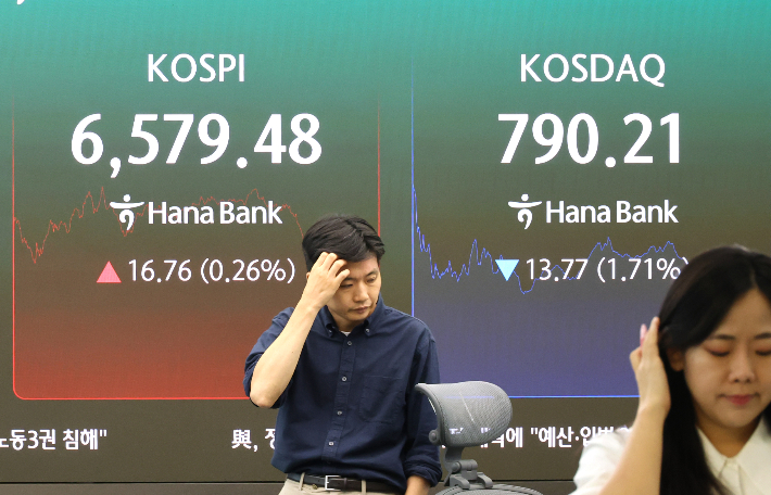 3일 서울 중구 하나은행 본점에서 직원들이 증시와 환율을 모니터 하고 있다. 연합뉴스