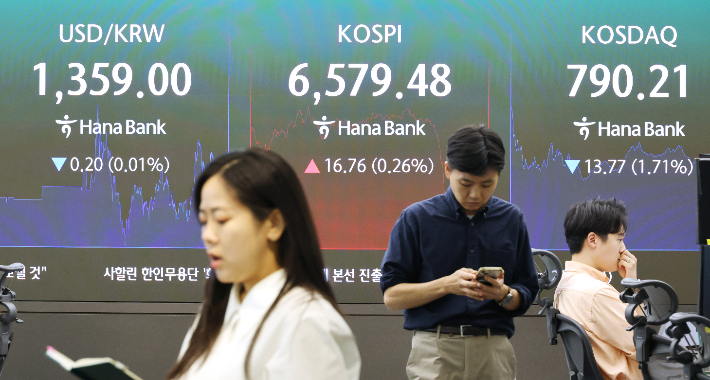 3일 서울 중구 하나은행 본점에서 직원들이 증시와 환율을 모니터 하고 있다. 연합뉴스