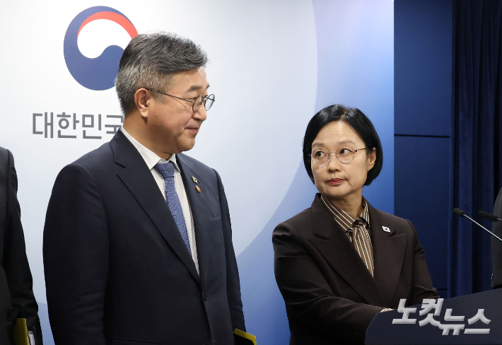 한성숙 국무총리가 3일 정부서울청사 브리핑룸에서 행정·공공기관 이전 및 공공기관 기능 개혁 관련 기자회견을 갖고 있다. 황진환 기자