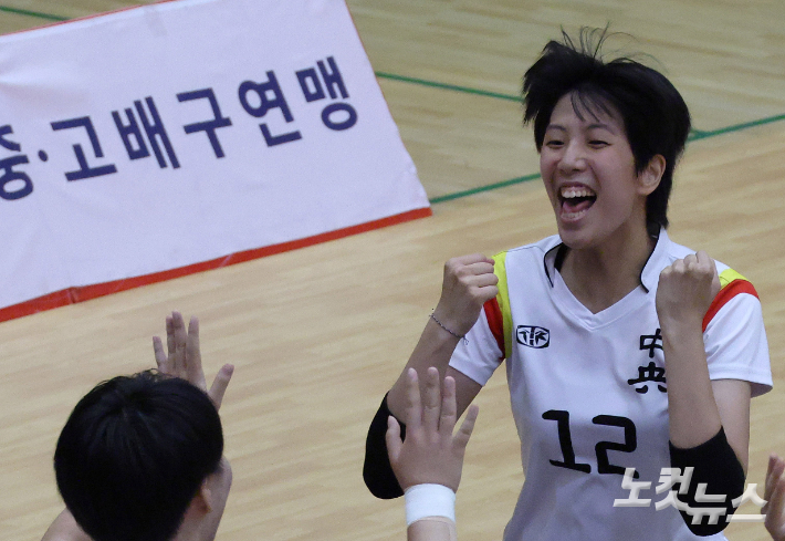 2일 경북 영천시 영천생활체육관에서 열린 제37회 CBS배 전국중고배구대회 18세이하 여자부 준결승 중앙여고와 천안청수고의 경기에서 중앙여고 박서윤이 공격을 성공시킨 뒤 기뻐하고 있다. 영천=박종민 기자