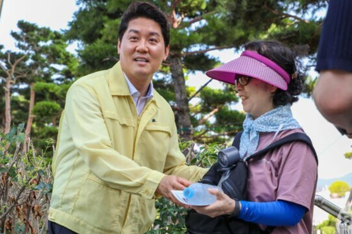 주민들과 소통하고 있는 박상준 부산 강서구청장. 강서구의회 제공