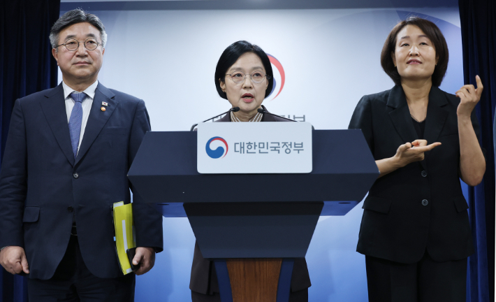 한성숙 국무총리가 3일 서울 종로구 정부서울청사에서 법무부-성평등가족부 등 행정·공공기관 이전 및 공공기관 기능 개혁 관련 기자회견을 하고 있다. 연합뉴스