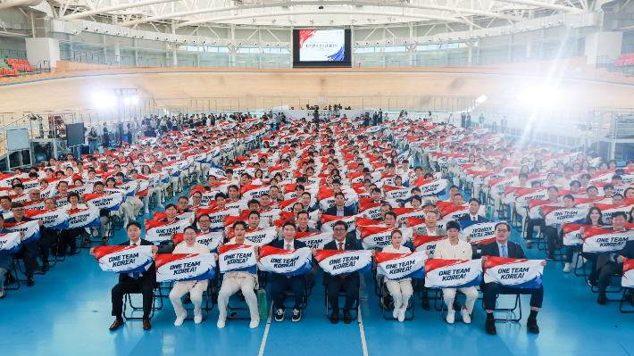 3일 충북 진천선수촌에서 열린 2026 아이치·나고야 아시안게임 결단식에서 유승민 대한체육회장, 이상현 선수단장, 출전 선수들이 기념사진을 찍고 있다. 연합뉴스