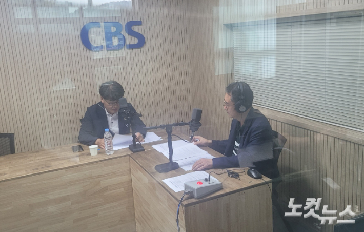 왼쪽부터 이상일 충북도 일자리정책과장, 김종현 앵커. 충북CBS