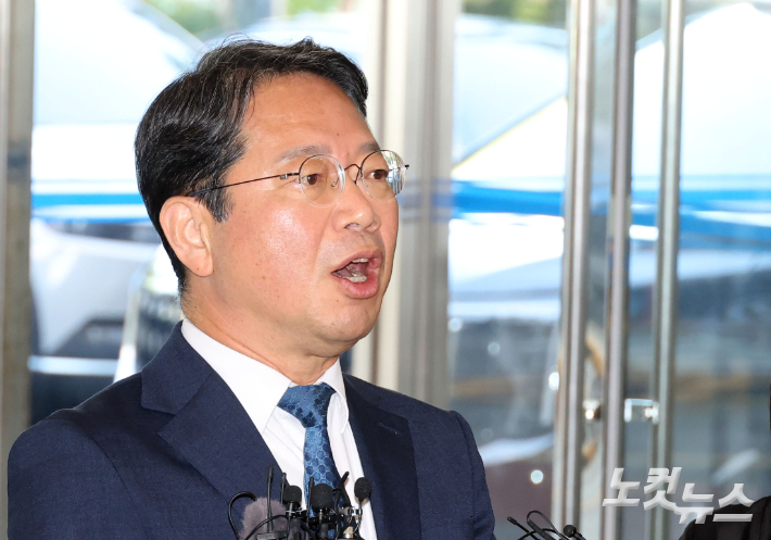김승원 법무부 장관 후보자가 3일 서울 종로구 적선현대빌딩에 마련된 인사청문회 준비사무실로 출근하며 취재진의 질문에 답하고 있다. 황진환 기자