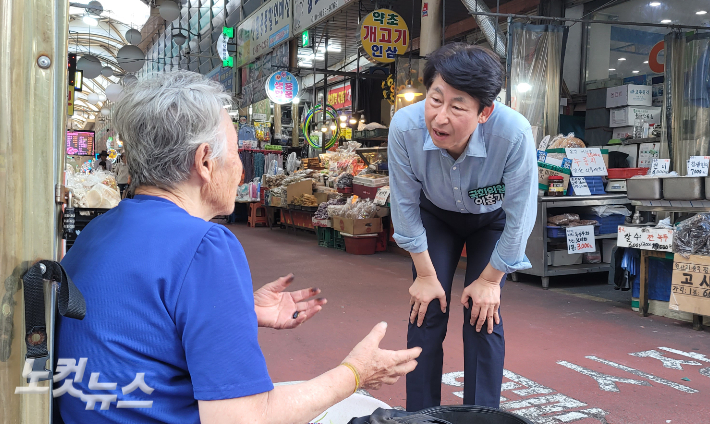 이훈기 국회의원이 인천 남동구의 한 전통시장을 찾아 상인과 대화를 나누고 있다. 박창주 기자