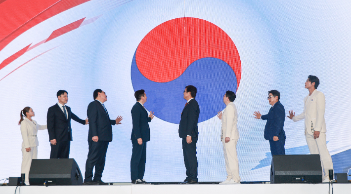 3일 충북 진천선수촌에서 열린 2026 아이치·나고야 아시안게임 결단식에서 선수대표들과 내빈들이 선전을 기원하며 출정을 알리는 미디어월 터치 세리머니를 하고 있다. 연합뉴스