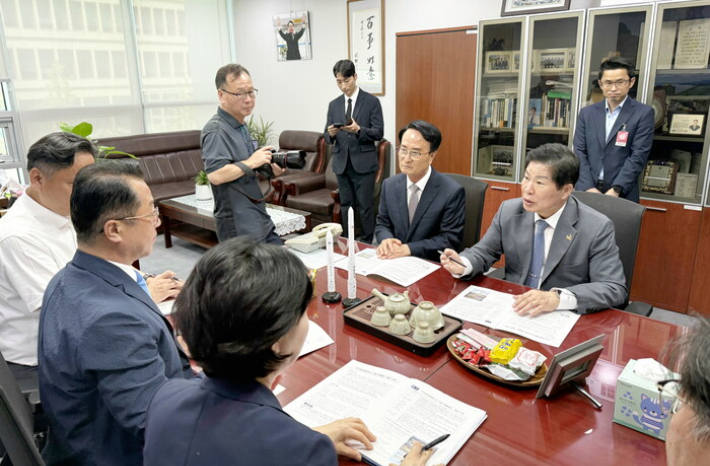 공영민 고흥군수가 국회를 찾아 우주항공복합도시 특별법 제정 등 우주항공산업 관련 현안을 논의하고 있다. 고흥군 제공 