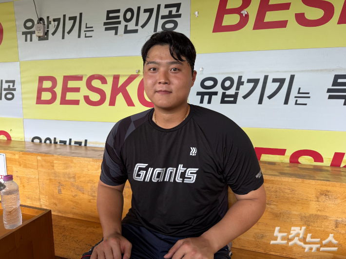 취재진과 인터뷰하는 한동희. 김조휘 기자