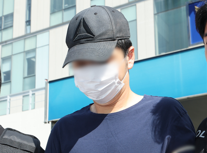 여러 차례 가정폭력을 신고하고 다른 거처로 피신해 있던 아내를 찾아가 살해한 현직 공무원이 3일 구속 전 피의자 심문(영장실질심사)에 출석하기 위해 경기도 성남시 분당경찰서 유치장에서 나오고 있다. 연합뉴스