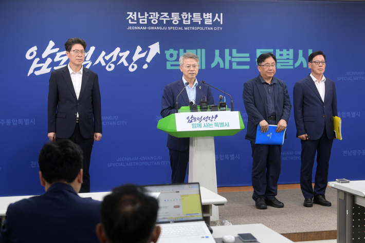 민형배 전남광주통합특별시장이 지난 30일 국립의대 신설 후보대학 선정 심사 결과와 향후 추진계획을 발표하고 있다. 전남광주통합특별시 제공 