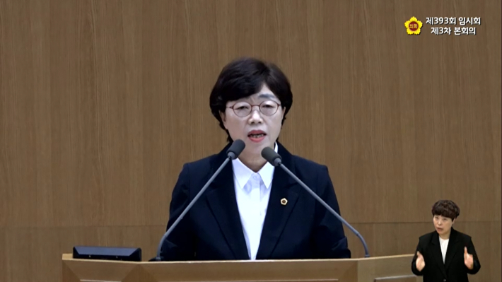 더불어민주당 박옥분(수원2) 경기도의원이 3일 경기도의회 본회의장에서 열린 제393회 임시회 본회의에서 대집행부 질문하는 모습 생중계 화면 캡처