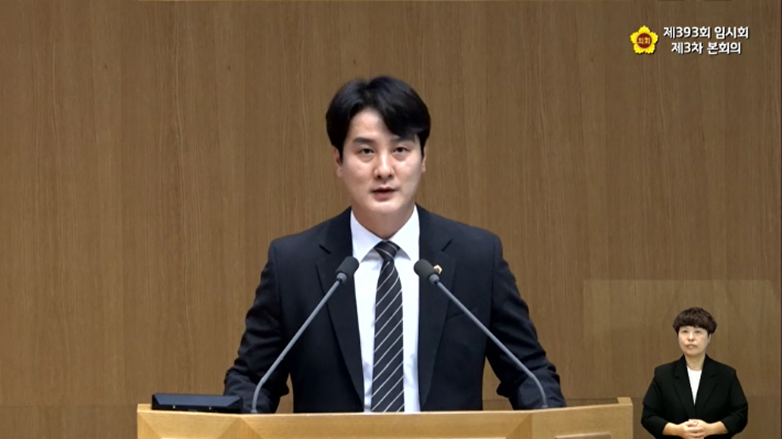 국민의힘 김일중(이천1) 경기도의원이 3일 경기도의회 본회의장에서 열린 제393회 임시회 본회의에서 대집행부 질문하는 모습 생중계 화면 캡처