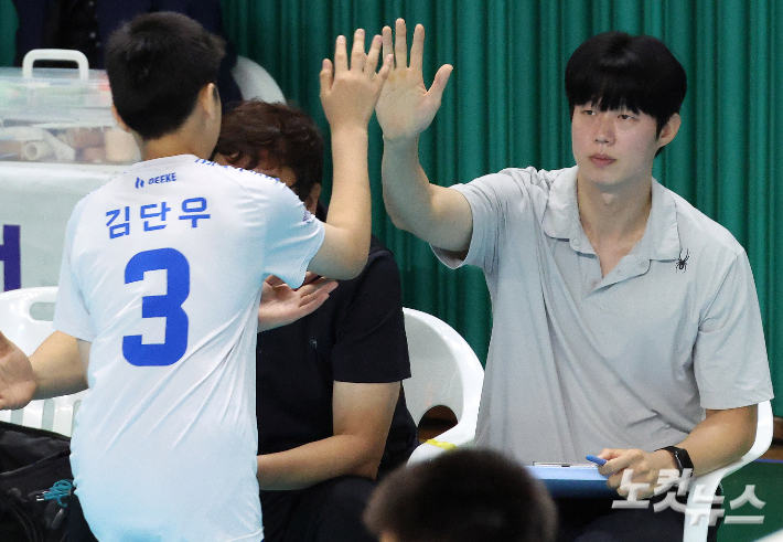 선수와 하이파이브 하는 정동근 코치. 영천=박종민 기자