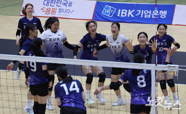 2일 경북 영천시 영천생활체육관에서 열린 제37회 CBS배 전국중고배구대회 18세이하 여자부 준결승전에서 한봄고를 꺾고 결승에 진출한 경남여고 선수들이 기뻐하고 있다. 영천=박종민 기자