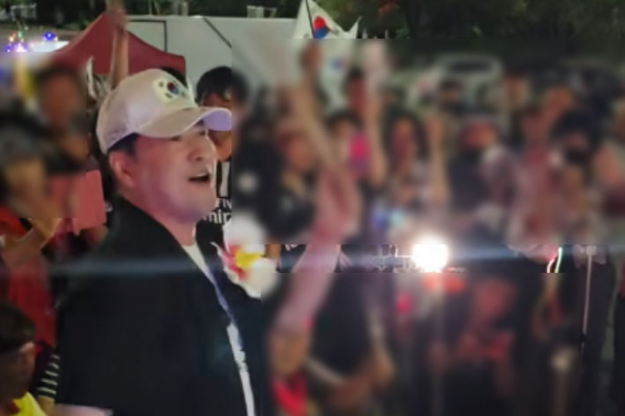 올림픽 공원의 장동혁 국민의힘 대표. 인터넷 커뮤니티 캡처