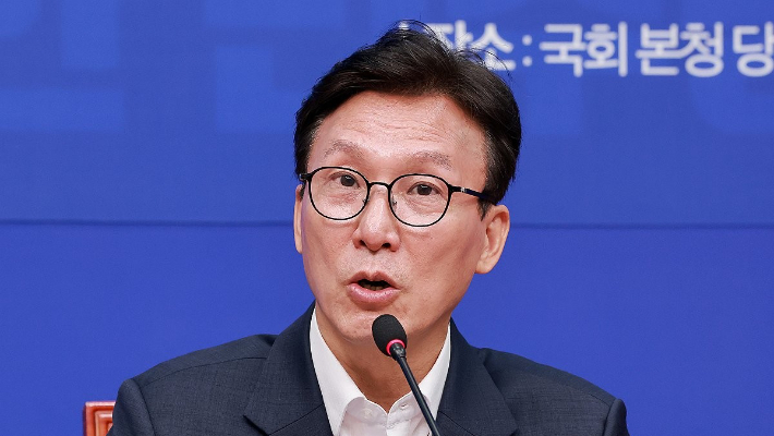 더불어민주당 메가프로젝트 및 지방성장 특별위원장인 김민석 대표가 31일 국회에서 열린 특위 제1차 회의에 참석해 발언하고 있다. 연합뉴스