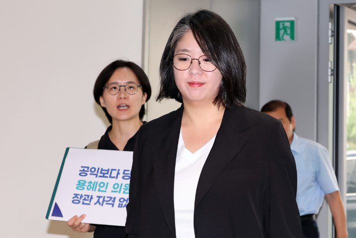 용혜인 성평등가족부 장관 후보자가 3일 서울 서대문구에 마련된 인사청문회 준비 사무실로 출근하고 있다. 연합뉴스