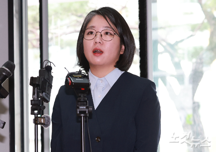 용혜인 성평등가족부 장관 후보자가 2일 오전 서울 서대문구 한국청소년활동진흥원에 마련된 인사청문회 준비 사무실로 출근하고 있다. 류영주 기자