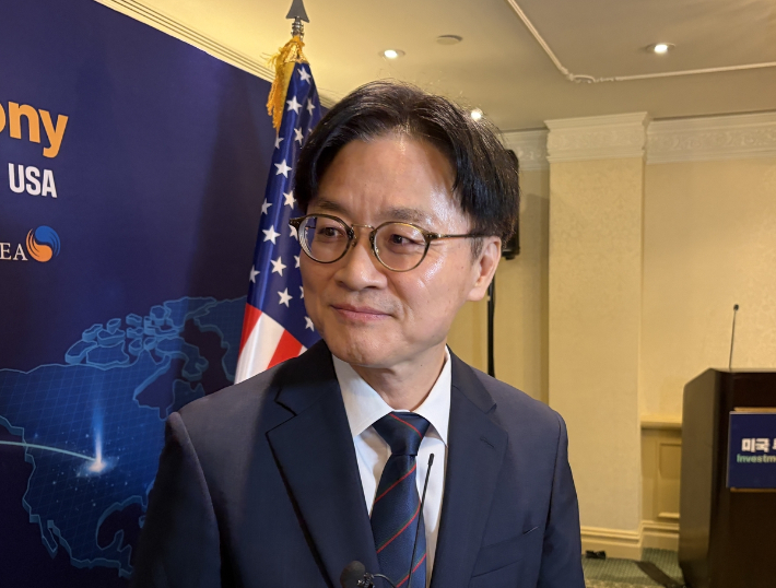 김정관 산업통상부 장관이 3일(현지시간) 미 워싱턴DC에서 취재진과 문답하고 있다. 연합뉴스