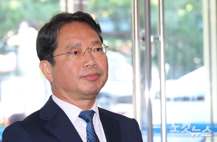 김승원 법무부 장관 후보자가 3일 서울 종로구 적선현대빌딩에 마련된 인사청문회 준비사무실로 출근하며 취재진의 질문에 답하고 있다. 황진환 기자