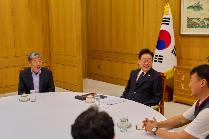 이재명 대통령이 3일 청와대에서 김동명 한국노총 위원장, 양경수 민주노총 위원장과 차담을 나누고 있다. 청와대 제공