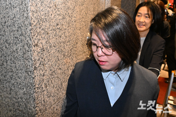 용혜인 성평등가족부 장관 후보자가 2일 오전 서울 서대문구 한국청소년활동진흥원에 마련된 인사청문회 준비 사무실로 출근하고 있다. 류영주 기자