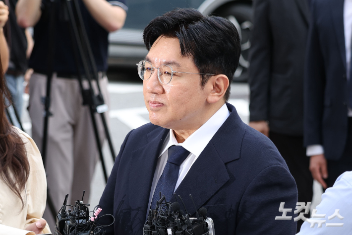 사기적 부정거래 혐의를 받는 방시혁 하이브 의장이 15일 오전 서울 마포구 서울경찰청 금융범죄수사대에 피의자 신분으로 출석하고 있다. 류영주 기자