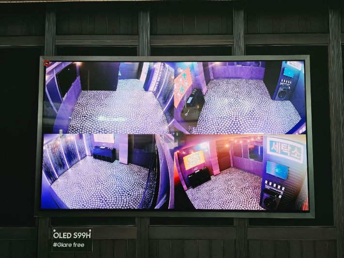 삼성전자 OLED TV를 통해 관람객들도 내부의 방탈출 과정을 실시간으로 볼 수 있다. 삼성전자 제공