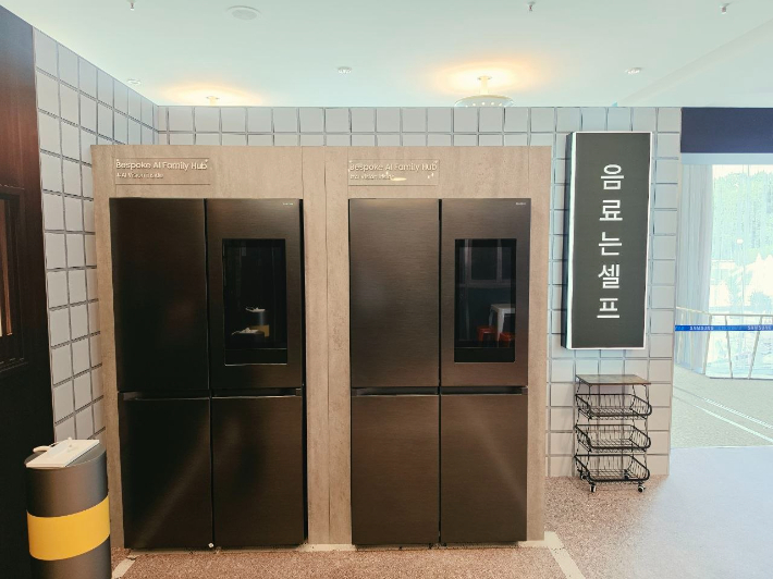 삼성전자 패밀리허브 냉장고의 'AI 비전' 기술을 이용해 내부 식자재 수량을 맞추는 '비트 더 보트(Beat the Bot)' 게릴라 게임을 체험 할 수 있다. 삼성전자 제공